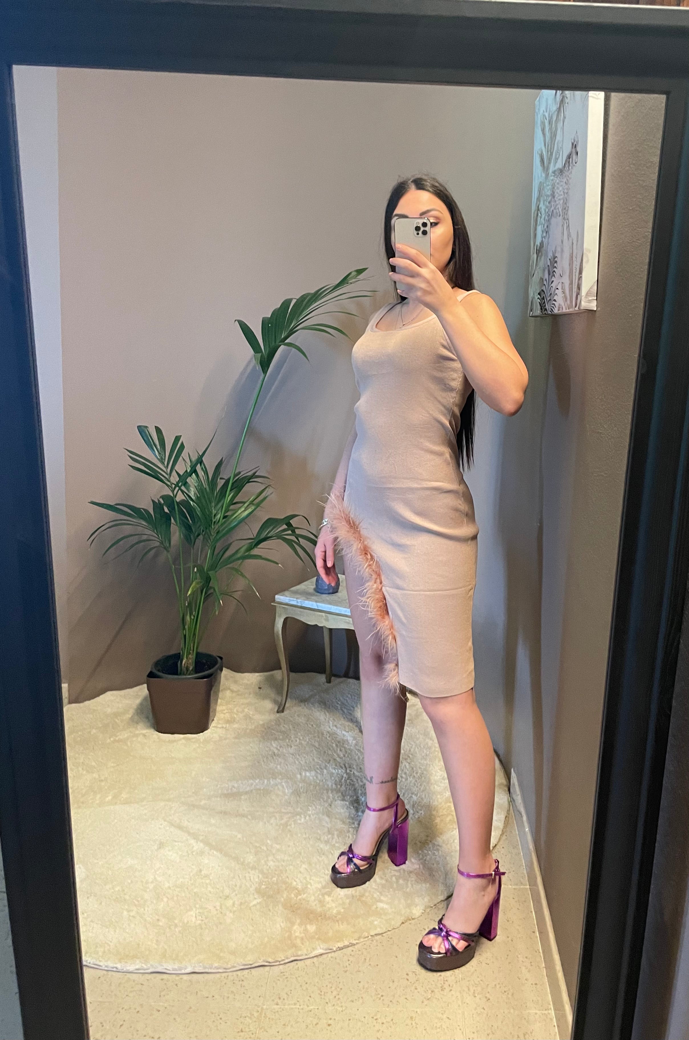 Vestito con spacco e piume